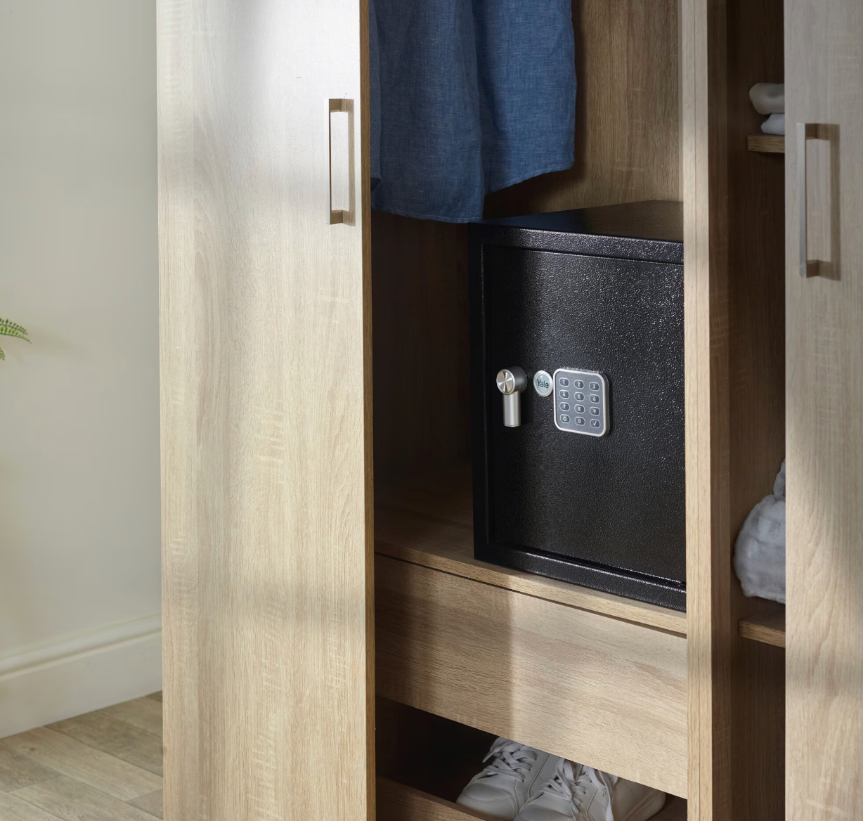 Seif Yale, inchidere electronica, 3-8 cifre, cod pin, otel, 4 baterii AA, anti efractie, LED, negru, 35 x 36 x 39 cm, 10.6kg