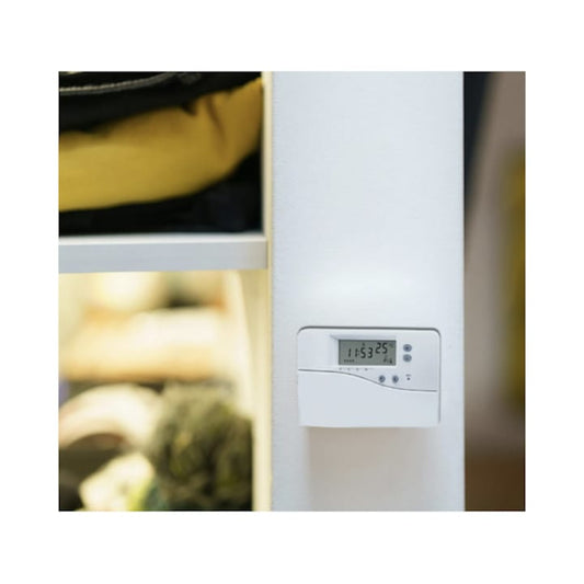 Termostat de ambient Paxton, programabil, cu fir, alb, afisaj digital, 16 programe (8 presetate si 8 configurabile), domeniu temperatura control: 5 – 35 °C, montaj pe perete, 90x133x40mm