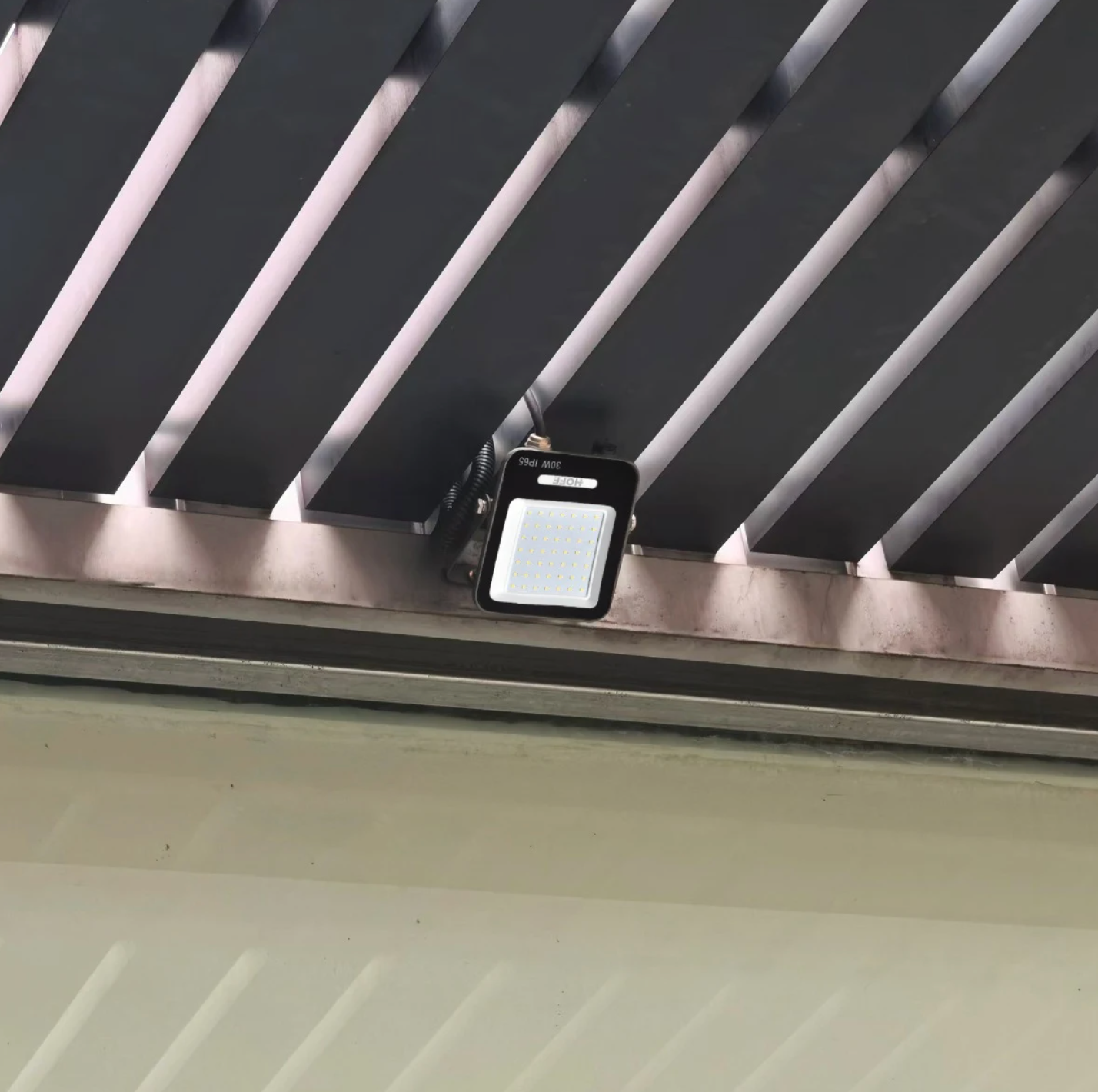 Proiector LED Hoff, 30 W, 3000 lm, lumina rece, 6500K, protectie la praf si umiditate IP65, 230V, 20.000 ore durata viata medie