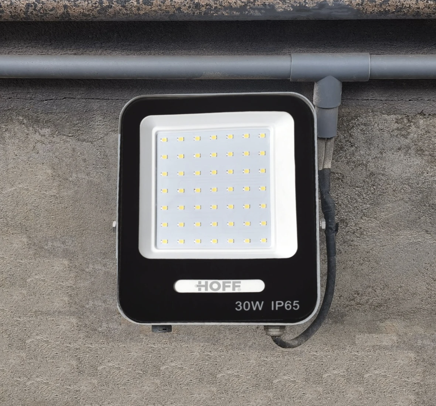 Proiector LED Hoff, 30 W, 3000 lm, lumina rece, 6500K, protectie la praf si umiditate IP65, 230V, 20.000 ore durata viata medie
