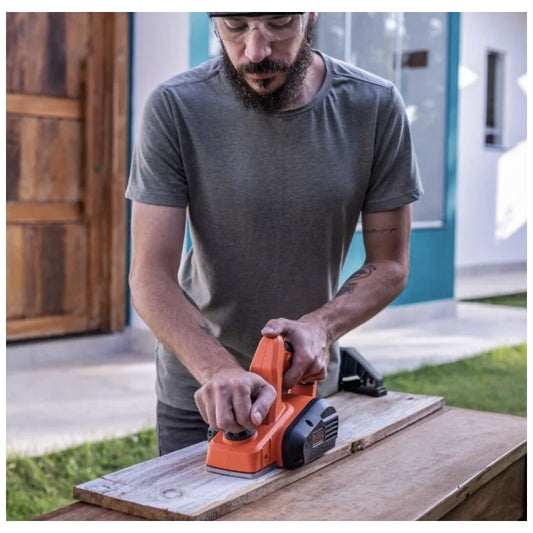 Rindea electrica, Black Decker, 710 W, 82 mm, 16500 rpm, include adaptor pentru aspirator si sac colector pentru praf, usor si confortabila, latimea rindelei 8.2 cm, cu cablu, 220V, 2.4 kg, 101dB