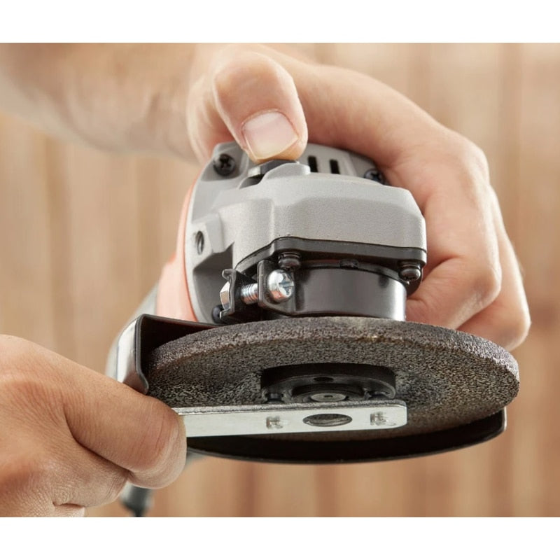 Polizor unghiular Black Decker, 710 W, 12000 rpm, pentru lucrari uzuale de bricolaj, usor de controlat, viteza mare, diametru disc 115 mm, 230V, 89dB, 1.7 kg, filet M14, Sistem de blocare, aparatoare
