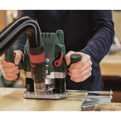 Freza electrica pentru lemn, Bosch POF, 1200 W, 28000 rpm, 55 mm, alimentare retea 230 V, 106 dB, 3.4 kg, include aparatoare transparenta si sistem de prindere accesorii, softgrip, design ergonomic