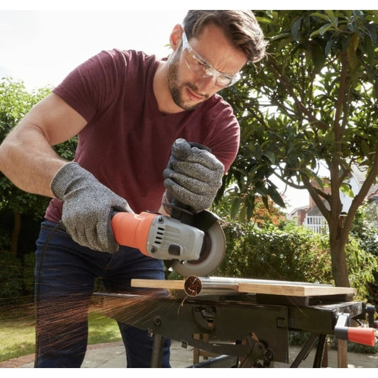 Polizor unghiular Black Decker, 710 W, 12000 rpm, pentru lucrari uzuale de bricolaj, usor de controlat, viteza mare, diametru disc 115 mm, 230V, 89dB, 1.7 kg, filet M14, Sistem de blocare, aparatoare