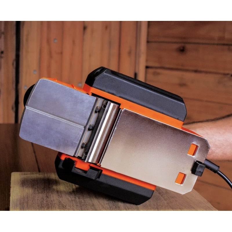 Rindea electrica, Black Decker, 710 W, 82 mm, 16500 rpm, include adaptor pentru aspirator si sac colector pentru praf, usor si confortabila, latimea rindelei 8.2 cm, cu cablu, 220V, 2.4 kg, 101dB