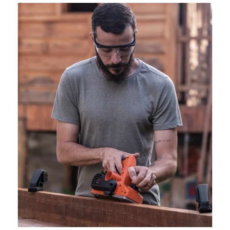 Rindea electrica, Black Decker, 710 W, 82 mm, 16500 rpm, include adaptor pentru aspirator si sac colector pentru praf, usor si confortabila, latimea rindelei 8.2 cm, cu cablu, 220V, 2.4 kg, 101dB