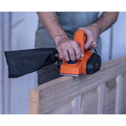 Rindea electrica, Black Decker, 710 W, 82 mm, 16500 rpm, include adaptor pentru aspirator si sac colector pentru praf, usor si confortabila, latimea rindelei 8.2 cm, cu cablu, 220V, 2.4 kg, 101dB