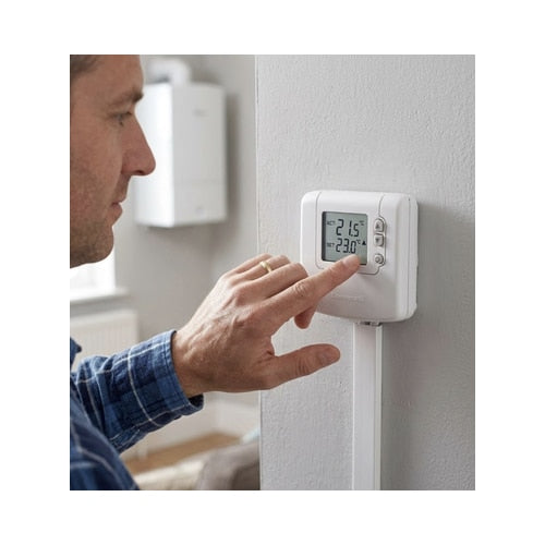 Termostat de ambient Honeywell, adisaj digital, cu fir, 90x92x27mm, pe baterii 2 x AA, 192 g, protectie la inghet, reduce consumul de combustibil al centralei cu aproximativ 10%