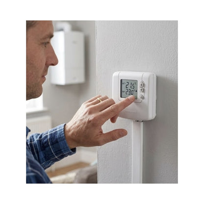 Termostat de ambient Honeywell, adisaj digital, cu fir, 90x92x27mm, pe baterii 2 x AA, 192 g, protectie la inghet, reduce consumul de combustibil al centralei cu aproximativ 10%