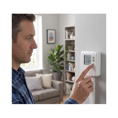 Termostat de ambient Honeywell, adisaj digital, cu fir, 90x92x27mm, pe baterii 2 x AA, 192 g, protectie la inghet, reduce consumul de combustibil al centralei cu aproximativ 10%
